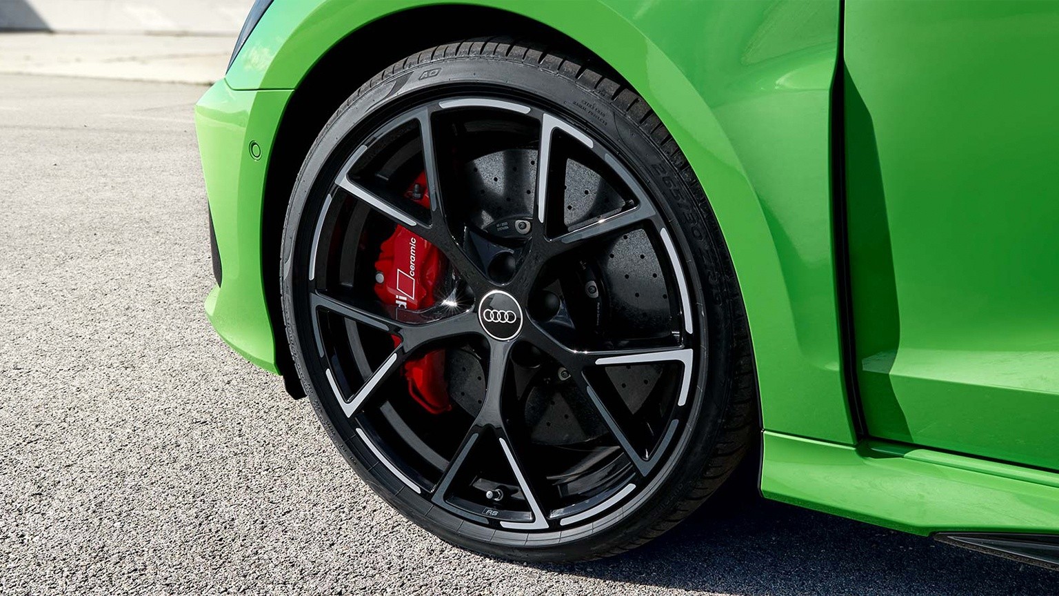 Inspirado en la deportividad.- Con los neumáticos opcionales para velocidades más altas, podrás sentir el impresionante rendimiento del Audi RS 3 Sedán en carretera. Detrás de las salpicaderas delanteras hay una gran salida de aire adicional que recuerda a un auto listo para competir.